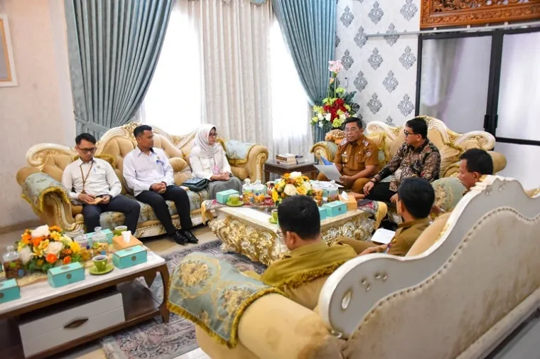Pj Sekda Kota Padang Yosefriawan bersama Wakil Ketua DPRD Kota Padang Mastilizal Aye menyambut kedatangan Tim BPK Perwakilan Sumbar di Ruang VIP Rumah Dinas Wali Kota Padang, Senin (3/2/2025). (Foto: Ist)