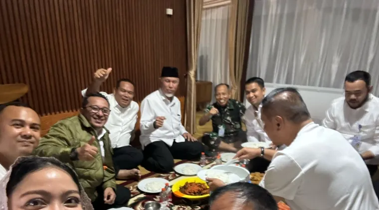 Gubernur Sumbar, Mahyeldi Ansharullah Ajak Kepala Daerah makan bersama di salah satu cabin penginapan, Akmil Magelang, Senin malam (24/2/2025).(doc)