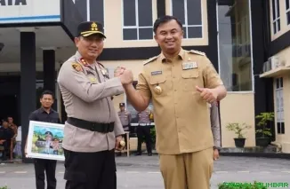 Bupati Dharmasraya, Sutan Riska Tuanku Kerajaan, menghadiri Apel Gelar Pasukan Operasi Keselamatan Singgalang 2025 di Mapolres Dharmasraya, Gunung Medan, Senin (10/02/2025). (Foto: Ist)