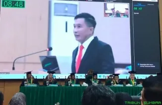 Wakil Wali Kota Padang periode 2023-2024, Ekos Albar, resmi meraih gelar Doktor Ilmu Manajemen dari UNJ setelah menjalani Sidang Terbuka Promosi Doktor di Kampus UNJ, Rawamangun, Jakarta, Jumat (7/2/2025). (Foto: Ist)