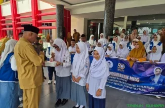 Gubernur Mahyeldi  salurkan secara simbolis Makan Bergizi Gratis (MBG) kepada siswa SMK dan Madrasah Tarbiyah Kota Padang di halaman Kantor Gubernur Sumbar, Senin (10/2/2025). (doc)