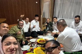 Gubernur Sumbar, Mahyeldi Ansharullah Ajak Kepala Daerah makan bersama di salah satu cabin penginapan, Akmil Magelang, Senin malam (24/2/2025).(doc)