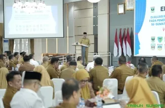 Gubernur saat membuka Entry Meeting Evaluasi Perencanaan dan Penganggaran pada Pemerintah Provinsi dan Kabupaten/Kota se-Sumbar 2025 di Auditorium Istana Gubernuran, Senin (10/02/2025).(doc)