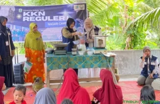Mahasiswa KKN UNAND mendemonstrasikan cara memasak bakso berbahan dasar daun kelor melalui program Demo Masak (Desak). (Foto: Ist)