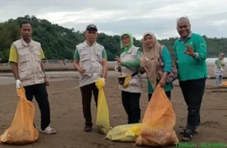 Peringatan HPSN 2025, Forsepsi Turut Sukseskan Aksi Bersih-Bersih Pantai Air Manis, Ahad (23/2/2025) di pantai Air Manis Padang. (Foto: Ist)
