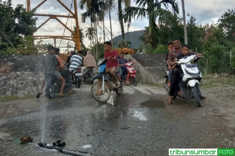 Air Mancur Dadakan di Jembatan Kuning, Warga Resah Menunggu Tindakan PDAM