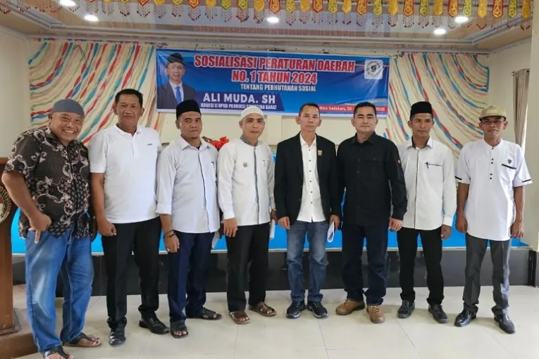Anggota DPRD Sumbar, Ali Muda, SH, melaksanakan Sosialisasi Perda Nomor 1 Tahun 2024 di Nagari Lansek Kadok, Kecamatan Rao Selatan, Kabupaten Pasaman, pada Rabu (26/3/2025). (Foto: Ist)
