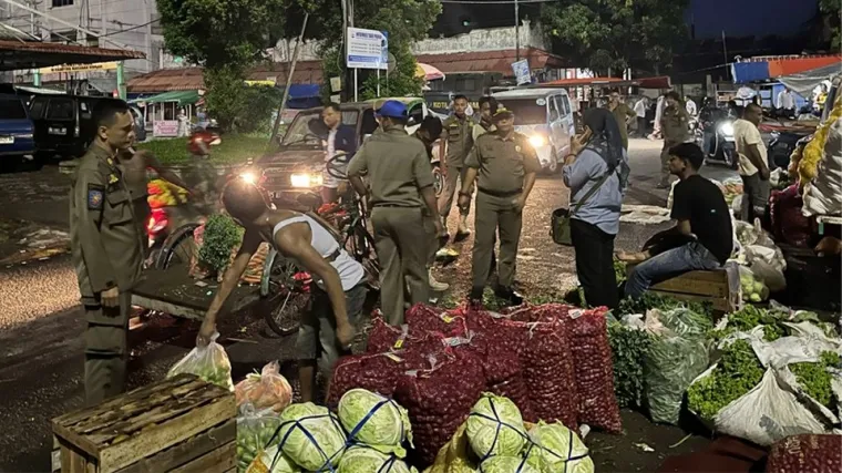 Ciptakan Ketertiban Umum Jelang Ramadhan, Pemko Pariaman Gelar Operasi Penertiban PKL di Pasar Rakyat Pariaman