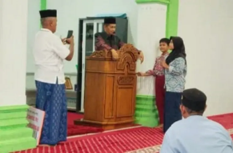 Wakil Ketua DPRD Sumbar, Evi Yandri Rajo Budiman, memberikan motivasi dan hadiah kepada anak-anak yang rajin melaksanakan salat subuh berjamaah di Musala Al Muhajirin, Rimbo Tarok, Kelurahan Gunung Sarik, Kecamatan Kuranji, Kota Padang. (Foto: Ist)