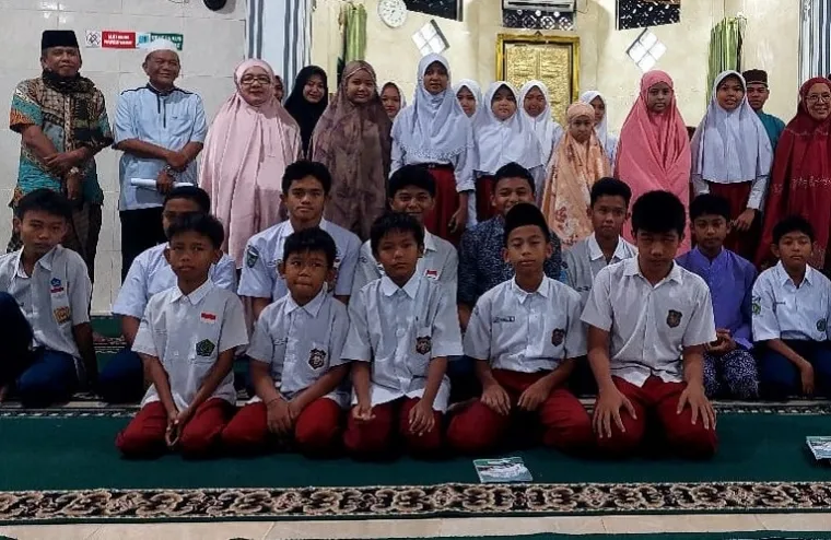 Walikota Padang diwakili Ade Suyata, S.ST membuka Pesantren Ramadan 1446 H/2025 M, di Masjid Al-Maghfirah, Kel Komplek Lubuk Intan dan Pesona II, Kel Lubuk Buaya, Kec Koto Tangah, Padang. (Foto: Ist)