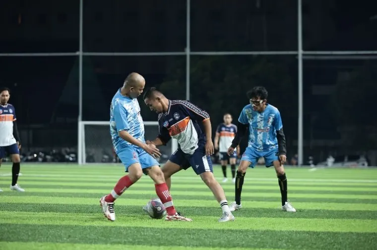 Pada trofeo di lapangan Dobi Sports Hub, Kamis, (6/3/2025), tim Soccer Jurnalis bermain di bawah guyuran hujan lebat.(Foto: Ist)