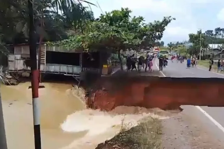 Jalan longsor di jalur lintas sumatera. (Foto: Tangkapan Layar Video Amatir)