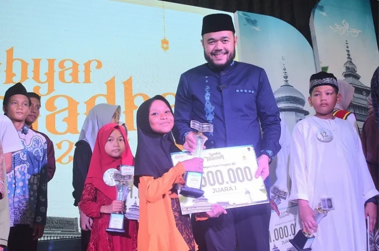 Wali Kota Padang, Fadly Amran, secara resmi menutup Pesantren Ramadan dan Gebyar Ramadan 1446 H Kota Padang pada Selasa (25/3/2025) di Masjid Raya Gantiang, Padang Timur. (Foto: Ist)