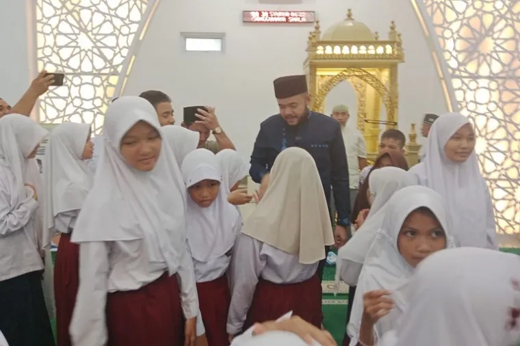 Wali Kota Padang, Fadly Amran menghadiri penutupan Pesantren Ramadhan di Masjid Al Habib, Komplek Indah Pratama (IP), Kelurahan Surau Gadang, Kecamatan Nanggalo. (Foto: Ist)