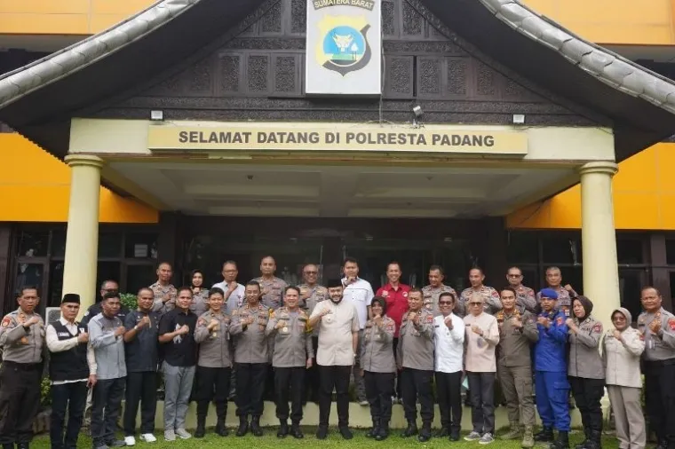 Wali Kota Padang, Fadly Amran, melakukan kunjungan silaturahmi dengan unsur Forkopimda Kota Padang, pada Selasa (4/3/2025). (Foto: Ist)