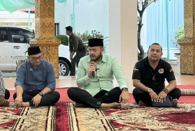 Walikota Padang, Fadly Amran, mengadakan acara buka puasa bersama insan pers pada Jumat (28/3/2025) di Palanta Rumah Dinas Walikota Padang. (Foto: Ist)