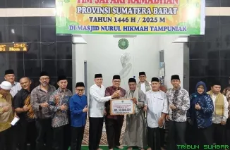 Ketua DPRD Sumbar, Muhidi, menggelar Safari Ramadan 1446 Hijriah di Masjid Nurul Hikmah Tampuniak, Nagari Pauah, Kecamatan Lubuk Sikaping, Kabupaten Pasaman, pada Sabtu, (8/3/2025). (Foto: Ist)