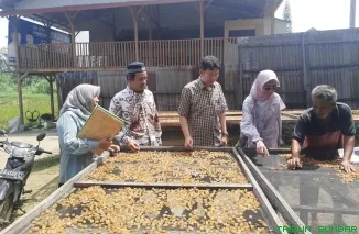 Prodi S3 Farmasi UNAND menggelar bakti usaha kecil dengan mensosialisasikan sertifikasi halal ke UMKM Kota Payakumbuh. (Foto: Ist)