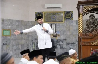 Wali Kota Padang, Fadly Amran, melaksanakan Safari Subuh Ramadan 1446 H di Masjid Raya Balai Gadang, Kecamatan Koto Tangah, pada Jumat, (14/3/2025). (Foto: Ist)