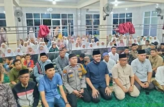 Wali Kota Padang, Fadly Amran, melaksanakan shalat tarawih di Masjid Taufiq, Kecamatan Kuranji, Kota Padang, pada Rabu (12/3/2025). (Foto: Ist)