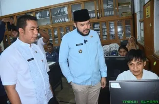 Wali Kota Padang, Fadly Amran, melakukan inspeksi mendadak (sidak) ke Kantor Disdukcapil Kota Padang, Rabu (5/3/2025). (Foto: Ist)