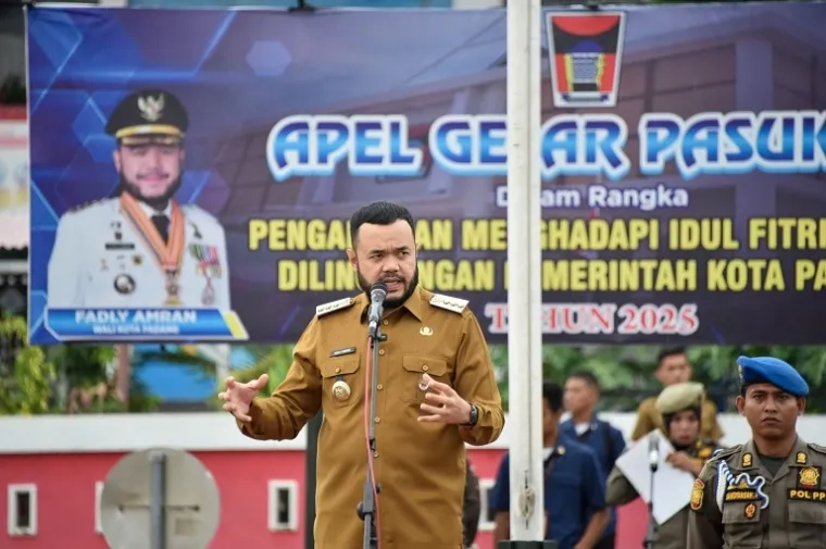 Wali Kota Padang Fadly Amran langsung memimpin apel pagi bersama jajaran Satuan Polisi Pamong Praja (Satpol PP) Kota Padang, pada Selasa (8/4/2025). (Foto: Ist)