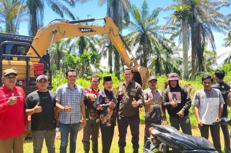 Anggota DPRD Kabupaten Dharmasraya dari Fraksi PKB, Irzal Anto, bertemu dengan kelompok petani sawit di wilayah KUD Bina Usaha, Nagari Koto Gadang, Kecamatan Koto Besar, Jumat (11/4/2025). (Foto: Ist)