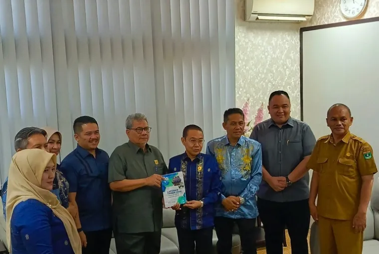 Kunjungan Komisi Informasi Sumbar di ruang kerja Ketua DPRD Sumbar, Senin (14/4/2025). (Foto: Ist)
