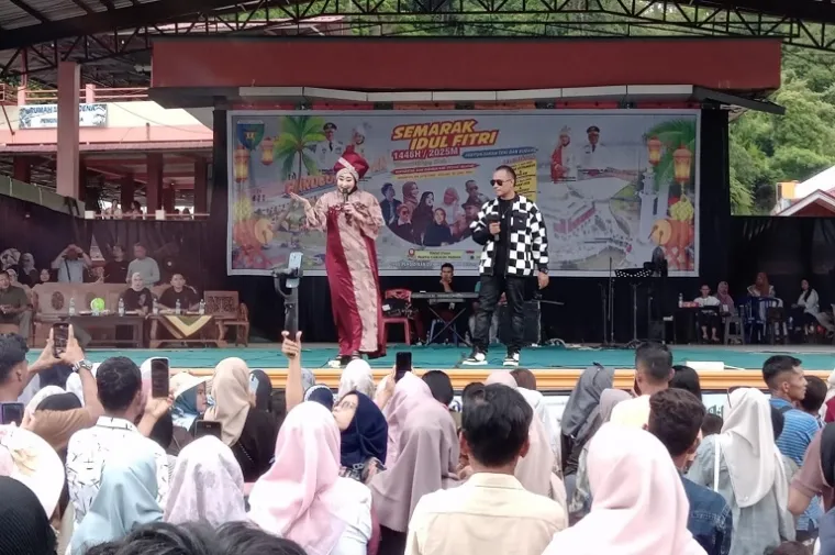 Panggung utama Pantai Carocok Painan menjadi semarak saat Lisda Hendrajoni, anggota DPR RI, berduet dengan Andra Respati, anggota DPRD Pessel. (Foto: Ist)