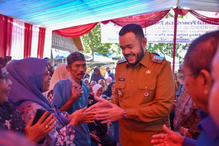 Wali Kota Padang, Fadly Amran menghadiri Halalbihalal pasca Idul Fitri 1446 H, yang digelar di Halaman Kantor Camat Padang Selatan, Selasa (8/4/2025). (Foto: Ist)