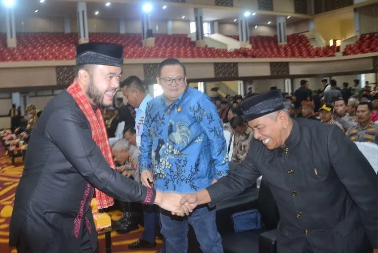 Wali Kota Padang, Fadly Amran, menghadiri acara Silaturahmi Niniak Mamak se-Sumbar yang berlangsung di Auditorium Universitas Negeri Padang (UNP), Minggu (13/4/2025). (Foto: Ist)