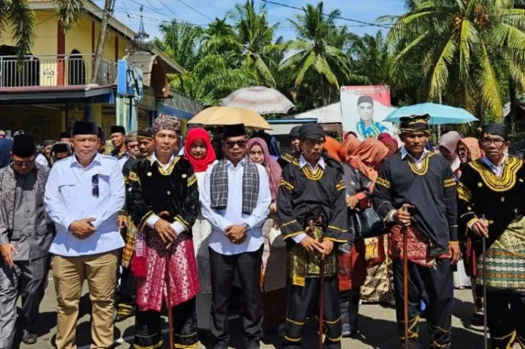 Wakil Bupati Pessel, Dr. H. Risnaldi Ibrahim, mengikuti tradisi 'manjalang' ke Rumah Gadang Mandeh Rubiah, Kecamatan Lunang. (Foto: Ist)