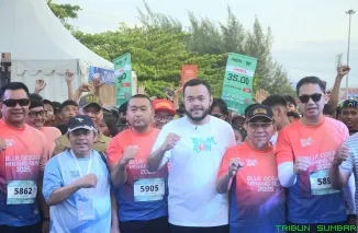 Wali Kota Padang, Fadly Amran, bersama Wakil Wali Kota, Maigus Nasir, secara resmi membuka kegiatan tersebut dengan pengangkatan bendera start. (Foto: Ist)