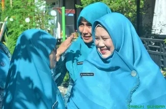 Ketua Bidang I TP-PKK Kota Padang, Ny. Sri Hayati Maigus Nasir, bersama Ketua TP-PKK Kecamatan Koto Tangah, Ny. Vanny Fizlan Setiawan, Ketua TP-PKK KPIK, Ny. Misdawati Ardi Desril, serta Ketua Kelompok Dasawisma Nuansa Indah I. (Foto: Ist)