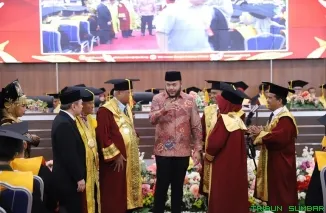Wali Kota Padang, Fadly Amran menyampaikan orasi ilmiah pada Wisuda ke-93 Universitas Islam Negeri (UIN) Imam Bonjol Padang, Minggu (27/4/2025). (Foto: Ist)