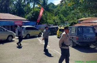 Volume kendaraan roda empat yang menuju Pantai Carocok Painan, Kabupaten Pesisir Selatan, mulai meningkat. (Foto: Ist)