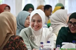 Istri Walikota Padang Fadly Amran tunjukan keayuannya saat hadiri pertemuan Istri Kepala Daerah (ISKADA) dan organisasi Wanita, di Auditorium Gubernur Sumatera Barat, Senin, (14/4/2025). (Foto: Ist)