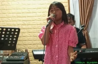 Khaira Hudaci melantun solo vokalnya pada acara Halal bi Halal Dewan Pengurus Daerah PAPPRI Sumbar pada Senin, (7/4/2025) lalu di Padang. (Foto: Ist)