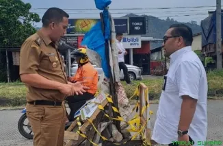 Ombudsman RI Perwakilan Sumatera Barat melakukan peninjauan lapangan terhadap perbaikan jalan berlubang di Jalan By Pass, Kecamatan Lubuk Begalung, tepatnya di depan PT Varuna Tirta Prakasya Logistik, dekat PT Catindo, Senin (28/4/2025). (Foto: Ist)