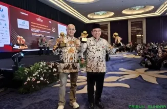 Pemko Padang berhasil meraih tiga penghargaan bergengsi pada ajang Top BUMD Awards 2025 yang digelar di Dian Ballroom, Hotel Raffles, Jakarta, Senin (28/4/2025). (Foto: Ist)