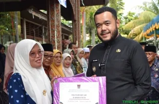 Wali Kota Padang, Fadly Amran langusung menyerahkan dana operasional triwulan I tahun 2025 untuk Ketua RT/RW, Guru TPQ/TQA, MDTA/MDTW, Imam Masjid, Kader Posyandu, serta Kader PAUD se-Kota Padang pada Jumat, (11/4/2025). (Foto: Ist)