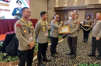 Wakil Kepala Kepolisian Daerah Sumatera Barat. Brigjen. Pol. Gupuh Setiyono, S.I.K., M.H, serahkan penghargaan pada Kapolres Pessel. (Foto: Ist)