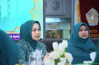Ketua TP-PKK Kota Padang, Ny. dr. Dian Puspita Fadly Amran Sp.JP, memimpin rapat kerja pengurus TP-PKK Kota Padang tahun 2025, yang dilaksanakan di Gedung Putih Kediaman Resmi Wali Kota Padang, Rabu (16/4/2025). (Foto: Ist)