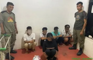 Perempuan dan 4 Laki - Laki Satu Kamar Diduga Lakukan Asusila. (Foto: Ist)