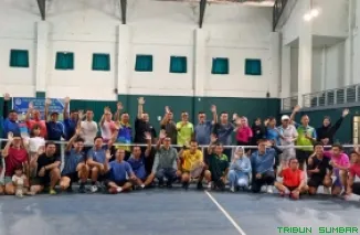 Sebanyak 60-an jajaran pengurus Pelti dari Pengprov Sumbar hinga  Pengkab/Pengkot se-Sumatera Barat latihan bersama dan ber-Halal BI Halal di Lapangan Tenis UNP, Minggu (6/4/2025). (Foto: Ist)