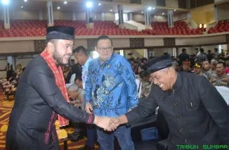 Wali Kota Padang, Fadly Amran, menghadiri acara Silaturahmi Niniak Mamak se-Sumbar yang berlangsung di Auditorium Universitas Negeri Padang (UNP), Minggu (13/4/2025). (Foto: Ist)