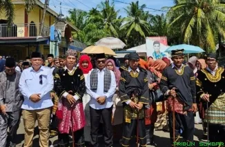 Wakil Bupati Pessel, Dr. H. Risnaldi Ibrahim, mengikuti tradisi 'manjalang' ke Rumah Gadang Mandeh Rubiah, Kecamatan Lunang. (Foto: Ist)
