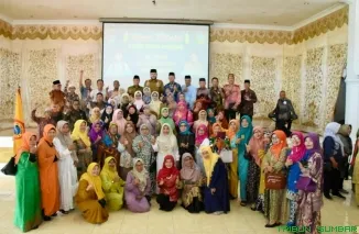 Wali Kota Padang, Fadly Amran menghadiri acara halalbihalal PWRI di Palanta Rumah Dinas, Senin (28/4/2025). (Foto: Ist)