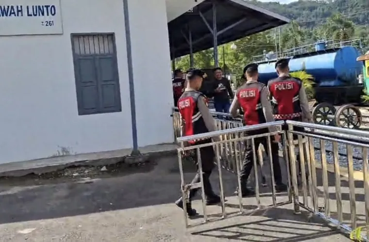 Personel Sat Samapta Polres Sawahlunto melaksanakan kegiatan pencegahan premanisme dengan memberikan himbauan kepada petugas jaga Objek Wisata Museum Kereta Api Kampung Teleng. (Foto: Ist)