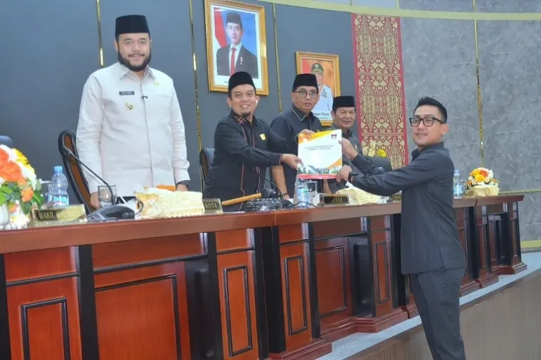 Ketua DPRD Kota Padang, Muharlion, bersama Wali Kota Fadly Amran saat rapat paripurna pengesahan tiga Ranperda strategis. (Foto: Ist)